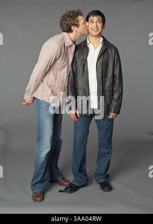 April 2006; Toronto, ON, Kanada; Bild aus Regisseur Ian Iqbal Rashids Drama-Komödie „Touch of Pink“ mit JIMI MISTRY und KRISTEN HOLDEN-RIED. Erscheinungsdatum: 16. Juli 2004. Obligatorische Gutschrift: Foto von Sony Pictures/ZUMA Press. (©) Copyright 2006 mit freundlicher Genehmigung von Sony Pictures Stockfoto