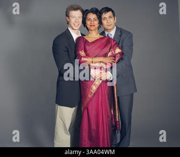 April 2006; Toronto, ON, Kanada; Bild aus Regisseur Ian Iqbal Rashids Drama-Komödie „Touch of Pink“ mit JIMI MISTRY, SULEKA MATHEW und KRISTEN HOLDEN-RIED. Erscheinungsdatum: 16. Juli 2004. Obligatorische Gutschrift: Foto von Sony Pictures/ZUMA Press. (©) Copyright 2006 mit freundlicher Genehmigung von Sony Pictures Stockfoto