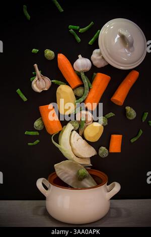 Gemüse in Bewegung vor dem Kochen in Suppe. Stockfoto
