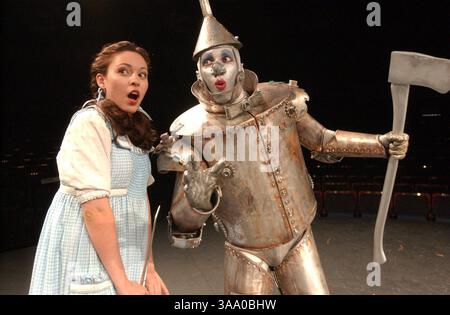Die Besetzung des ersten Musicals des Music Circus der Saison „Wizard of Oz“ von links nach rechts, Juliana Ashley Hansen (cq) als „Dorothy“ und Chad Borden (cq) als „Tin man“ tragen ihre Kostüme am Donnerstag, den 24. Juni 2004 für die Juli-Produktion. (Sacramento Bee Hector Amezcua)/ZUMA Press Stockfoto