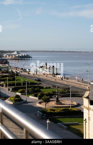 Weston-super-Mare Uferpromenade an einem sonnigen klaren Tag während einer hohen Flut im Frühling. Stockfoto