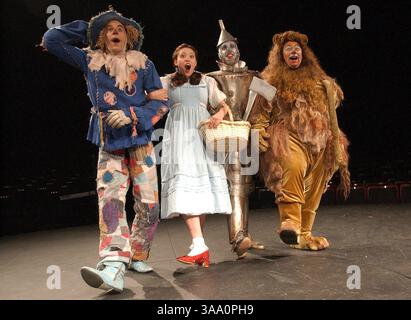 Mitglieder des Music Circus' erstes Musical der Saison ''Wizard of Oz'' von links nach rechts, John Bisom, (cq), als ''Sacrecrow'', Juliana Ashley Hansen, (cq) als „Dorothy“, Chad Borden (cq) als „Tin man“ und Eric Levinton (cq) als „Cowerdly Lion“ waren ihre Kostüme am Donnerstag, den 24. Juni 2004, zum ersten Mal auf der Bühne. (Sacramento Bee Hector Amezcua)/ZUMA Press Stockfoto