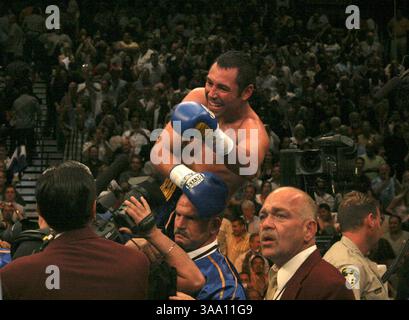 Mai 2006; Las Vegas, NV, USA; OSCAR DE LA HOYA feiert seinen Sieg gegen Ricardo Mayorga in der WBC Super Welterweight Championship am 6. Mai 2006 in Las Vegas, Nevada. Der achtmalige Weltmeister de la Hoya besiegte Mayorga mit einem K.O. in der 6. Runde. Obligatorischer Ausweis: Foto von Barry Sweet/ZUMA Press. (©) Copyright 2006 von Barry Sweet Stockfoto