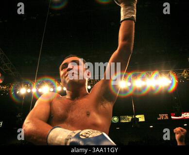 Mai 2006; Las Vegas, NV, USA; OSCAR DE LA HOYA feiert seinen Sieg über Ricardo Mayorga in der WBC Super Welterweight Championship am 6. Mai 2006 in Las Vegas, Nevada. Der achtmalige Weltmeister de la Hoya besiegte Mayorga mit einem K.O. in der 6. Runde. Obligatorischer Ausweis: Foto von Barry Sweet/ZUMA Press. (©) Copyright 2006 von Barry Sweet Stockfoto
