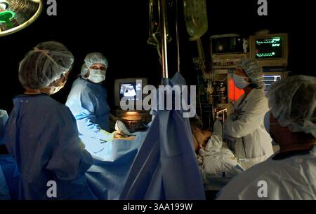 Audrey Melendez (CQ) am Tisch ist 26 Wochen schwanger, und ihr Ehemann Anthony (CQ) ist ganz rechts an ihrer Seite. Sie waren am Mittwoch, 10. April 2002 im Kaiser Sacramento Medical Center, damit Audrey sich einer medizinischen Behandlung unterziehen konnte, um die Anämie ihres ungeborenen Kindes zu helfen. Das Verfahren ist eine intrauterine Transfusion og O negatives Blut von einem speziellen Spender, um die Menge der roten Blutkörperchen im Baby zu erhöhen. Ganz links ist Doktor Colleen Hendershott, der das Verfahren durchführte, links in der Mitte ist die Ultraschall-Technikerin Colleen Brown (CQ) und rechts in der Mitte die Anästhesistin Teresita Oand Stockfoto