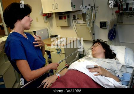 Dr. Colleen Hendershott spricht über die Ergebnisse eines seltenen medizinischen Verfahrens, das sie am 10. April 2002 in einem Aufwachraum des Kaiser's Sacramento Medical Center an der Patientin Audrey Melendez (CQ) durchgeführt hat. Das Verfahren umfasst eine intrauterine Transfusion zur Behandlung der Anämie bei Audreys ungeborenem Kind. Sie ist 26 Wochen schwanger und wird wahrscheinlich 2-3 Mal häufiger operieren, bevor sie das Kind zur Welt bringt. (Sacramento Bee/Chris Crewell) /ZUMA Press Stockfoto