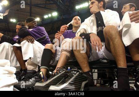 -- Dienstag, 26. Februar 2002, Sacramento, Kalifornien -- Sacramento Kings Starters von links nach rechts Doug Christie, #13, Chris Webber, #4, Mike Bibby, 10, Peja Stojakovic, Platz 16, und Vlade Divac, Platz 21, sitzen auf der Bank Bibby und Stojakovic, ohne ihre Schuhe zu tragen, acht Minuten vor dem vierten Viertel, als die Kings die Jazz 107 zu 81 bei Arco leicht besiegten. Die Sacramento Kings, Mike Bibby, 10, Mike Bibby, 10, Chucky Brown, 52, Doug Christie, 13, Mateen Cleaves, 8, Vlade Divac, 21, Lawrence Funderburke, 51, Bobby Jackson, 24, Scot Pollard, 31, Brent Price, 2 Stockfoto