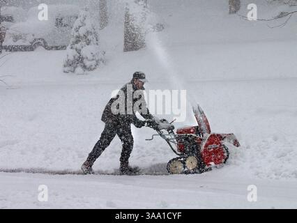 -- Mittwoch, 17. April 2002, Yuba Gap, Kalifornien -- Gary Craig,(cq) von Emmigrant Gap, entfernt etwas Schnee auf der Straße im Thousand Trails NACO Camping Resort am Mittwochmorgen in der Nähe von Yuba Gap. Craig sagte, dass über Nacht etwa 10 Zentimeter Schnee gefallen ist. (Die Sacramento-Biene / Hector Amezcua) /ZUMA Press Stockfoto