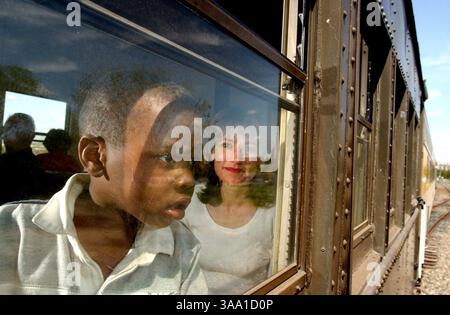 -- Mittwoch, 10. April 2002, Sacramento, Kalifornien -- der vierjährige Trey, fährt Anfang April mit seiner Mutter Claire Thomas in der Nähe der Altstadt von Sacramento mit der "Thomas the Tank Engine". (Sacramento Bee / Hector Amezcua) Transracial / ZUMA Press Stockfoto