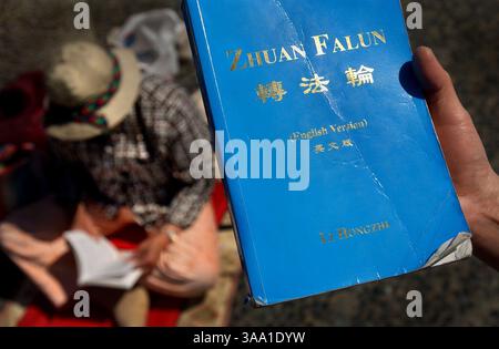 Das Zhuan Falun-Buch, das in der Praxis Falun Gong verwendet wird, eine antike Praxis für Geist und Körper, die aus China stammt und hier am Mittwoch, den 10. April 2002 auf dem Civic Center Plaza in San Francisco, CA. Falun Gong ist eine spirituelle Praxis, die Übungen und die Prinzipien der Wahrheit, des Mitgefühls und der Toleranz lehrt. (Sacramento Bee/Jose M. Osorio) die Sacramento Bee/ZUMA Press Stockfoto