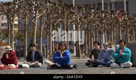 Eine Gruppe von Menschen praktiziert Falun Gong, eine antike Praxis für Geist und Körper, die aus China stammt. Sie wurde hier am Mittwoch, den 10. April 2002, im Civic Center Plaza in San Francisco, CA, gesehen. Falun Gong ist eine spirituelle Praxis, die Übungen und die Prinzipien der Wahrheit, des Mitgefühls und der Toleranz lehrt. (Sacramento Bee/Jose M. Osorio) die Sacramento Bee/ZUMA Press Stockfoto