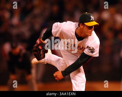 Mark Mulder wirft im ersten Inning der MLB-Saison-Opener am Montag Abend zwischen den Athletics und den Rangers im Oakland Coliseum. Sacramento Bee Foto von Jose Luis Villegas /ZUMA Press Stockfoto