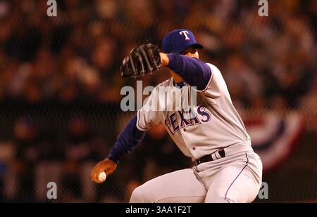 Der Texas Ranger Starting Pitcher Chan Ho Park wirft am Montag Abend den MLB-Saisonauftakt zwischen den Athletics und den Rangers im Oakland Coliseum. Sacramento Bee Foto von Jose Luis Villegas /ZUMA Press Stockfoto