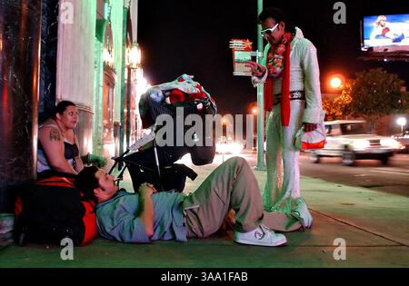 Mai 2005; Los Angeles, CA, USA; ein Elvis-Imitator gibt Jamie Leigh Shelpman und ihrem Ehemann Peter Clyde Shelpman Jr. Ratschläge zu den Unterkünften und sozialen Diensten in Los Angeles vor dem Hollywood History Museum auf dem Hollywood Blvd. Und Highland. Das obdachlose Brautpaar PETER CLYDE SHELPMAN Jr., bekannt als CJ, und JAMIE LEIGH SHELPMAN. CJ, 28, ist ein Ex-Häftling und ehemaliger Methamphetaminsüchtiger mit einem Temperament-Problem und einer schlechten Arbeitsbilanz. Jamie, 20, ist seit ihrer Kindheit obdachlos. Obligatorischer Credit: Foto von Nicole Fruge/San Antonio Express/ZUMA Press. (©) Copyright 2005 by San an Stockfoto