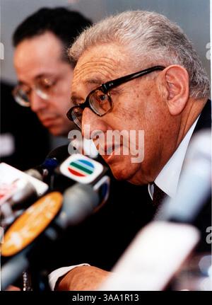 März 1997; Hongkong, SAR, CHINA; HENRY KISSINGER während eines Besuchs in Hongkong. Henry Alfred Kissinger (* 27. Mai 1923 in Furth, Deutschland als Heinz Alfred Kissinger) ist ein US-amerikanischer Diplomat, Nobelpreisträger und Staatsmann. Er war nationaler Sicherheitsberater und später Staatssekretär in der Nixon-Regierung, die er auch nach dem Watergate-Skandal als Präsident von Gerald Ford bekleidete. Als Befürworter der Realpolitik spielte Kissinger zwischen 1969 und 1977 eine dominierende Rolle in der Außenpolitik der Vereinigten Staaten. Während dieser Zeit war er Pionier der Politik von dten Stockfoto