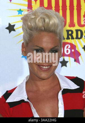 April 2006; Los Angeles, CA, USA; PINK kommt bei den 19. jährlichen Kids Choice Awards im UCLA Pauley Pavilion in Los Angeles an. Obligatorischer Credit: Foto von Glenn Weiner/ZUMA Press. (©) Copyright 2006 von Glenn Weiner Stockfoto