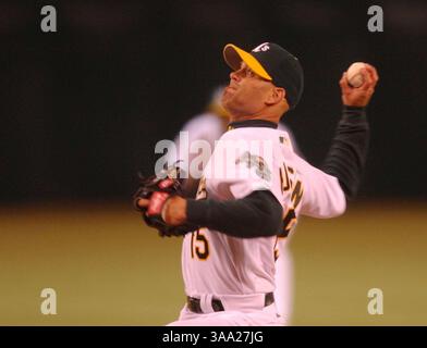 Der Oakland Athletic Starting Pitcher Tim Hudson hat im Oakland Alameda County Coliseum einen fünf-Treffer-Shutout durch sieben Innings im Saisonauftakt der Oakland Athletics gegen die Seattle Mariners. Sacramento Bee Foto von Jose Luis Villegas 1. April 2003/ZUMA Press Stockfoto