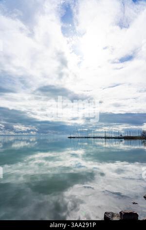 Schöne Reflexion auf dem Balaton in Balatonvilagos Ungarn Stockfoto