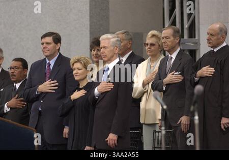 Die Verschwörung der Allegience bei der Vereidigung von Gouverneur Arnold Schwarzenegger sind von links, in der ersten Reihe, Versammlungssprecher Herb Wesson, Senat GOP Führer Jim Brulte, Sharon Davis, Gouverneur Grey Davis, hinten von links, Gloria Deukmejian und ihr Ehemann, ehemaliger Gouverneur George Deukmejian (von Davis verdeckt), Gayle Wilson und ihr Ehemann, ehemaliger Gouverneur Pete Wilson, sowie der Oberste Richter des kalifornischen Gerichtshofs Ronald George. (Sacramento Bee/John Decker)/ZUMA Press Stockfoto