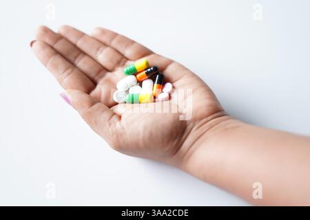 Hand hält Pillen Nahaufnahme Bild Stockfoto