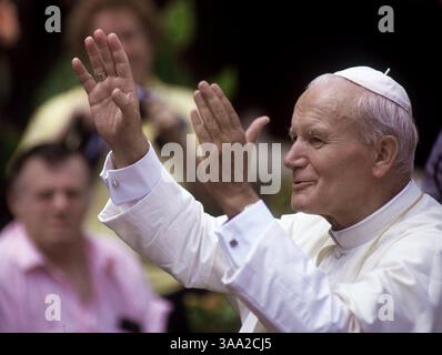 Papst Johannes Paul II. Segnet eine kleine Gruppe von Gläubigen bei der Carmel Mission in Carmel, CA. 17. September 1987. Der Papst kam zu American auf einer 8-Stadtbesichtigung, die Stopps in Los Angeles, Carmel und San Francisco beinhaltete. Sacramento Bee/Jay Mather/ZUMA Press Stockfoto