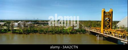 Panoramabild, bitte nicht zuschneiden. Das unbebaute Land südlich der Tower Bridge zur Pioneer Bridge wird derzeit als Zentrum für Unterhaltung, Geschäfte und Restaurants geplant, die die Attraktionen von Raley Field und Old Sacramento verbinden. Der Planungsausschuss in West Sacramento führt die Vorstudien des Standorts durch. Donnerstag, 27. März 2003. Sacramento Bee/Jay Mather/ZUMA Press Stockfoto