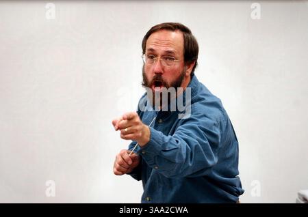 Dirigent Jay Roberts unterrichtet Musik im Elk Grove Unified School District. Seine Frau und seine Tochter sind in der Band. Jay Roberts (cq), Leiter der Elk Grove Community Band, leitet die Band am Montag Abend in der Toby Johnson Middle School in Elk Grove. Die Band ist eine Freiwilligengruppe, zu der Highschool-Kinder, Rentner und andere dazwischen gehören. Sacramento Bee Foto von Jose Luis Villegas 17. März 2003/ZUMA Press Stockfoto