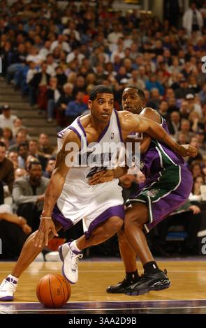 Sacramento Kings Jimmy Jackson fährt in der 2. Hälfte des NBA-Spiels von Tuesday Nights in der Arco Arena in Sacraamento, Kalifornien, an Milwaukee Bucks-Verteidiger Michael Redd vorbei. Sacramento Bee Foto von Jose Luis Villegas 19. Februar 2003/ZUMA Press Stockfoto