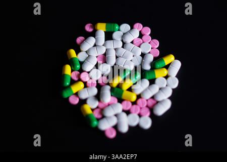 Pillen auf schwarzem Hintergrund Stockfoto