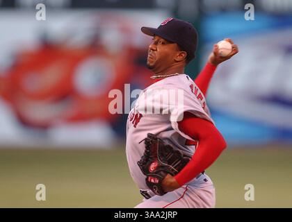 Pedro Martinez gab zwei Runs durch fünf Innings in der Niederlage gegen die Athletics Monday Night zwischen den Oakland Athletics und Boston Red Sox Monday im Network Associates Coliseum in Oakland, Kalifornien auf. Sacramento Bee Foto von Jose Luis Villegas 11. August 2003 /ZUMA Press Stockfoto