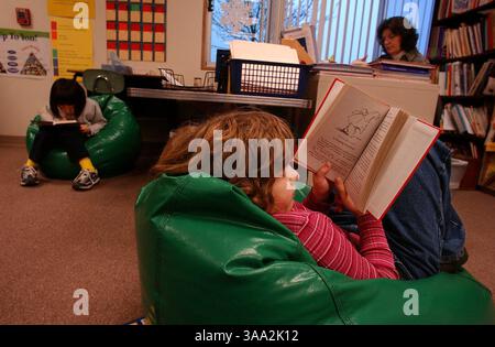 DER ZWEITE Nikkel Thompson (cq-forground) liest am Freitagmorgen in ihrer 3. Klasse in der Sheridan Elementry School in der kleinen Stadt Sheridan: „Ein Bär namens Paddington“. Sacramento Bee Foto von Jose Luis Villegas Januar 31, 2003/ZUMA Press Stockfoto