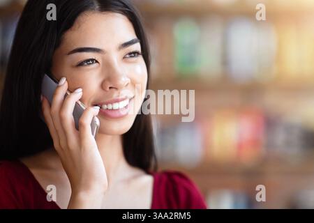 Telefonieren. Lächelnd Junge Asiatische Frau Sprechen Mit Jemand Auf Handy Stockfoto