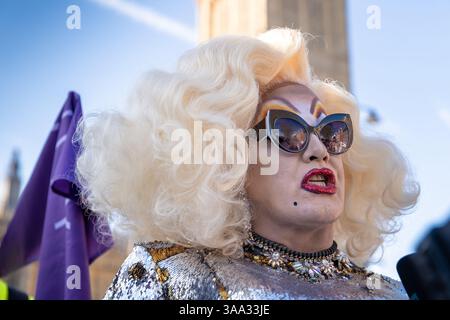 London, Großbritannien. 31. März 2025. „Justice for Heklina“ in Westminster. Drag Queens und Unterstützer versammeln sich zu einer Demonstration, um Antworten zu fordern und weiterhin auf den Tod des US-Künstlers „Heklina“ aufmerksam zu machen – echter Name Steven Grygelko. Grygelkos Leiche wurde am 3. April 2023 in einer Wohnung in Soho, Zentrum von London, von einem Freund und Mitstreiter Joshua Grannell, bekannt als Peaches Christ, gefunden. Guy Corbishley/Alamy Live News Stockfoto