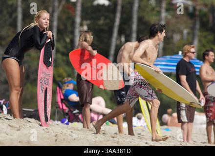 Juli 2006; Laguna Beach, CA, USA; eine Gruppe von Skimboardern wartet am Wasser am Aliso Creek Beach im Süden von Laguna. Obligatorischer Credit: Foto von Geoffrey Ragatz/ZUMA Press. (©) Copyright 2005 von Geoffrey Ragatz Stockfoto