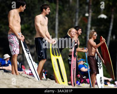 Juli 2006; Laguna Beach, CA, USA; eine Gruppe von Skimboardern wartet am Wasser am Aliso Creek Beach im Süden von Laguna. Obligatorischer Credit: Foto von Geoffrey Ragatz/ZUMA Press. (©) Copyright 2005 von Geoffrey Ragatz Stockfoto