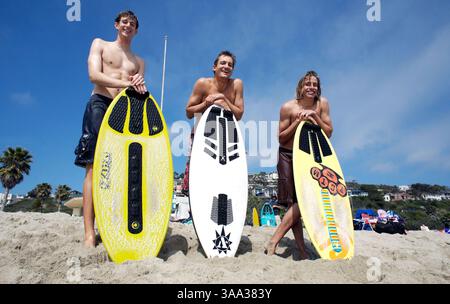 Juli 2006; Laguna Beach, CA, USA; eine Gruppe von Skimboardern wartet am Wasser am Aliso Creek Beach im Süden von Laguna. Obligatorischer Credit: Foto von Geoffrey Ragatz/ZUMA Press. (©) Copyright 2005 von Geoffrey Ragatz Stockfoto