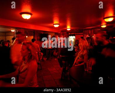 Juli 2006; Laguna Beach, CA, USA; Leute genießen Drinks und Musik im Bamboo Club in Laguna. Obligatorischer Credit: Foto von Geoffrey Ragatz/ZUMA Press. (©) Copyright 2006 von Geoffrey Ragatz Stockfoto