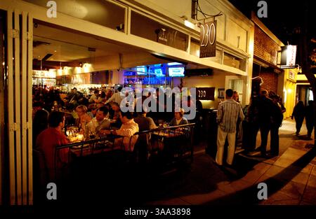 Juli 2006; Laguna Beach, CA, USA; Gäste genießen Meeresfrüchte-Abendessen und exotische Martini-Drinks auf der Außenterrasse des Restaurants 230 auf der Forest Avenue in der Innenstadt von Laguna. Obligatorischer Credit: Foto von Geoffrey Ragatz/ZUMA Press. (©) Copyright 2006 von Geoffrey Ragatz Stockfoto