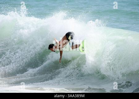 Juli 2006; Laguna Beach, CA, USA; ein Skimboarder reitet am Aliso Creek Beach im Süden von Laguna auf einer Welle. Obligatorischer Credit: Foto von Geoffrey Ragatz/ZUMA Press. (©) Copyright 2005 von Geoffrey Ragatz Stockfoto