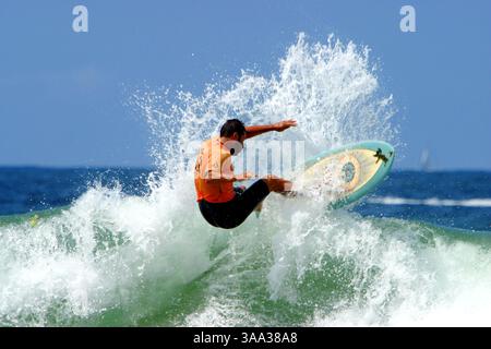 Juli 2006; Laguna Beach, CA, USA; der JEFF-STAND DES Profis reitet in der Thalia Street in Laguna auf einer Welle. Obligatorischer Credit: Foto von Geoffrey Ragatz/ZUMA Press. (©) Copyright 2005 von Geoffrey Ragatz Stockfoto