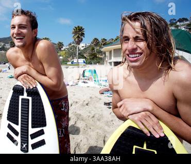 Juli 2006; Laguna Beach, CA, USA; eine Gruppe von Skimboardern wartet am Wasser am Aliso Creek Beach im Süden von Laguna. Obligatorischer Credit: Foto von Geoffrey Ragatz/ZUMA Press. (©) Copyright 2005 von Geoffrey Ragatz Stockfoto