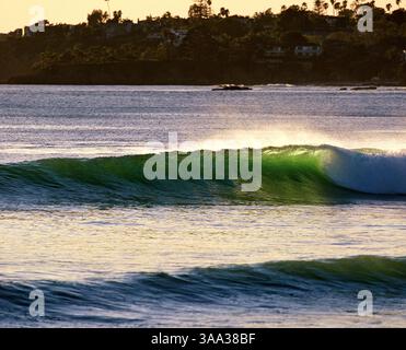 Juli 2006; Laguna Beach, CA, USA; eine Reihe von Wellen kommt an der Thalia Street in Laguna an Land. Obligatorischer Credit: Foto von Geoffrey Ragatz/ZUMA Press. (©) Copyright 2005 von Geoffrey Ragatz Stockfoto