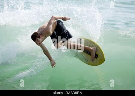 Juli 2006; Laguna Beach, CA, USA; ein Skimboarder reitet am Aliso Creek Beach im Süden von Laguna auf einer Welle. Obligatorischer Credit: Foto von Geoffrey Ragatz/ZUMA Press. (©) Copyright 2005 von Geoffrey Ragatz Stockfoto