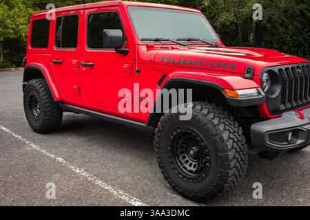 Red Wrangler Rubicon Geländewagen Geländewagen auf Parkplatz im Freien. Seitenansicht des neuen 4-türigen Jeep Wrangler Rubicon. Sportfahrzeug mit extrem rohen Geländewagen Stockfoto