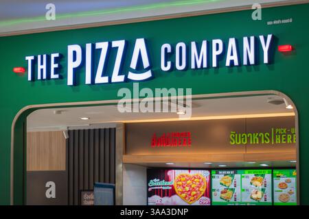 Thailand, Takua Pa 10 02 2025: Das Logo der Pizza Company über dem Eingang zur Pizzeria. Fastfood- und Pizzeria-Kette in Thailand und Asien Stockfoto