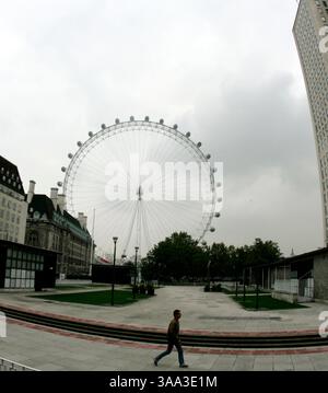 Oktober 2005; London, England, Großbritannien; Blick auf das London Eye von der Waterloo Station am Freitag, 7. Oktober 2005. Das größte Beobachtungsrad von worldÕs ist 135 Meter hoch. Es bietet einen 30-minütigen, langsamen „Flug“ über London. Die Elemente Luft, Wasser, Erde und Zeit reflektieren – das zentrale Thema ist ein Kreis aus weißem Licht aus dem Rand, der die Skyline auf 135 Metern überzieht. Die Passagierkapseln, die „Zeit“ bedeuten, leuchten intern am Ort der Einschiffung auf. Jede Hightech-Kapsel bietet Platz für bis zu 25 Personen. Die Attraktion bietet Platz für 1.500 Besucher Stockfoto