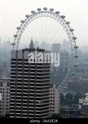 Oktober 2005; London, England, Großbritannien; Blick auf das London Eye von der Waterloo Station am Freitag, 7. Oktober 2005. Das größte Beobachtungsrad von worldÕs ist 135 Meter hoch. Es bietet einen 30-minütigen, langsamen „Flug“ über London. Die Elemente Luft, Wasser, Erde und Zeit reflektieren – das zentrale Thema ist ein Kreis aus weißem Licht aus dem Rand, der die Skyline auf 135 Metern überzieht. Die Passagierkapseln, die „Zeit“ bedeuten, leuchten intern am Ort der Einschiffung auf. Jede Hightech-Kapsel bietet Platz für bis zu 25 Personen. Die Attraktion bietet Platz für 1.500 Besucher Stockfoto