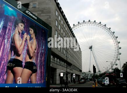 Oktober 2005; London, England, Großbritannien; Blick auf das London Eye von der Waterloo Station am Freitag, 7. Oktober 2005. Das größte Beobachtungsrad von worldÕs ist 135 Meter hoch. Es bietet einen 30-minütigen, langsamen „Flug“ über London. Die Elemente Luft, Wasser, Erde und Zeit reflektieren – das zentrale Thema ist ein Kreis aus weißem Licht aus dem Rand, der die Skyline auf 135 Metern überzieht. Die Passagierkapseln, die „Zeit“ bedeuten, leuchten intern am Ort der Einschiffung auf. Jede Hightech-Kapsel bietet Platz für bis zu 25 Personen. Die Attraktion bietet Platz für 1.500 Besucher Stockfoto