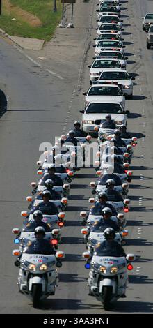 Oktober 2005; San Antonio, TX, USA; die Trauerprozession für den SAPD-Offizier John Wheeler zieht am Mittwoch, 19. Oktober 2005, auf dem Weg zum Fort Sam Houston National Cemetery entlang des Loop 410. Obligatorischer Credit: Foto von Bahram Mark Sobhani/San Antonio Express-News/ZUMA Press. (©) Copyright 2005 by San Antonio Express-News Stockfoto