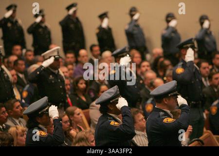 Oktober 2005; San Antonio, TX, USA; San Antonio Polizisten grüßen den mit der Flagge verzierten Sarg des San Antonio Polizisten John Wheeler während der Beerdigung in der Castle Hills First Baptist Church am Mittwoch, 19. Oktober 2005. Obligatorischer Credit: Foto von Lisa Krantz/San Antonio Express-News/ZUMA Press. (©) Copyright 2005 by San Antonio Express-News Stockfoto